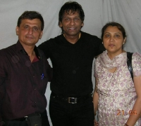 vineet & suinita with-Vinod Rathod-at-trombay-club-annvarsary0762